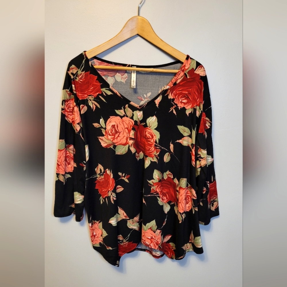 Floral V-Neck Women's 3X Top - Black and Red